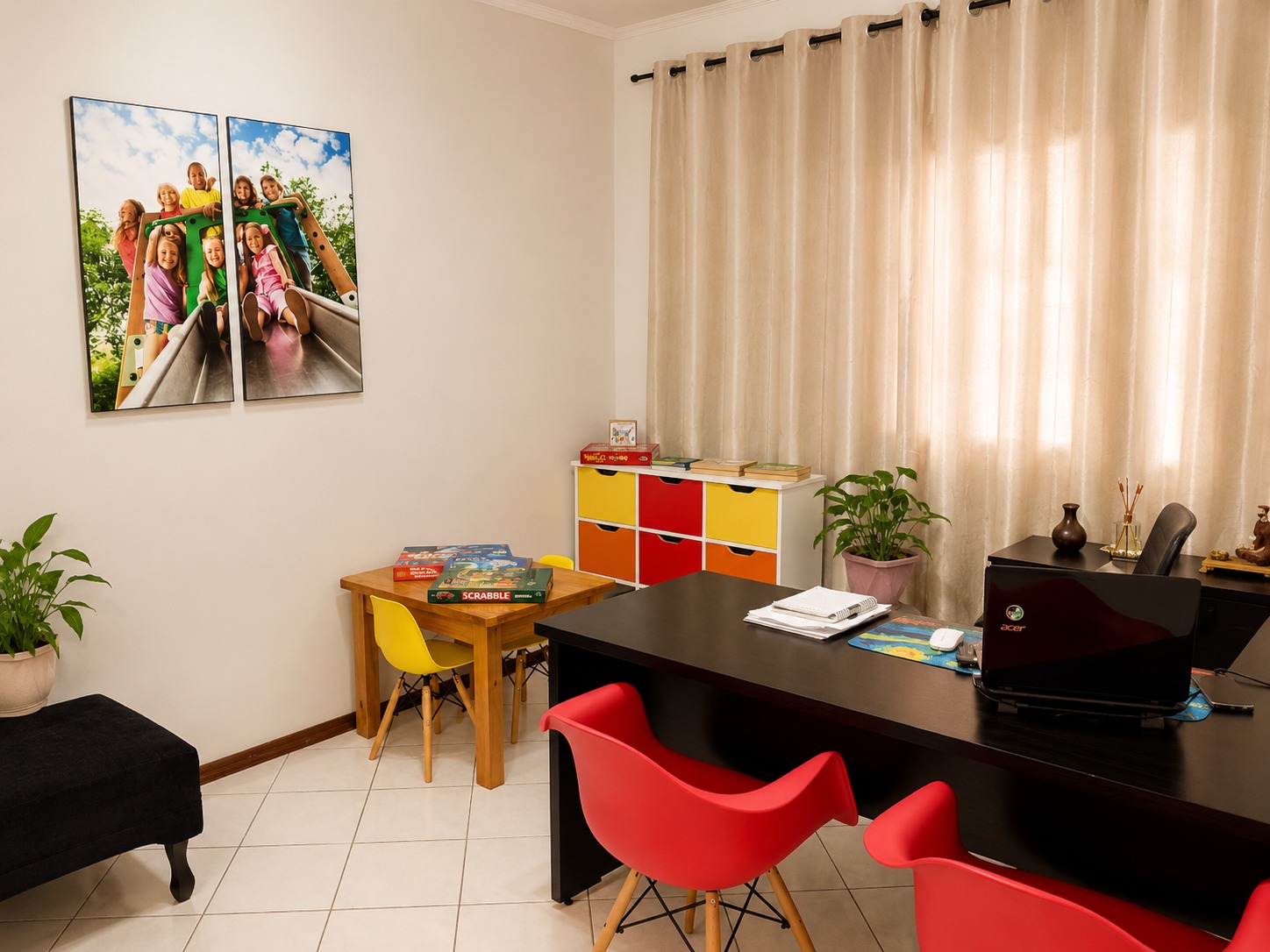 Consultório e brinquedoteca para atendimento infantil