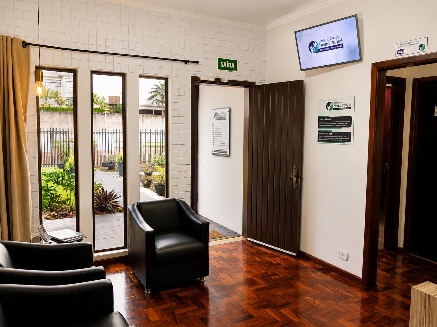 Sala de espera interna com TV